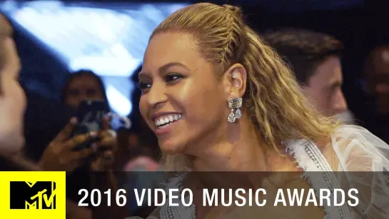 Beyoncé Photobombs Chance the Rapper (Backstage at MTV VMA 2016)