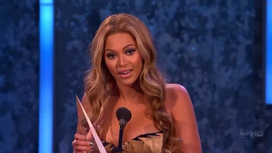 Beyoncé wins International Artist Award (American Music Awards 2007)