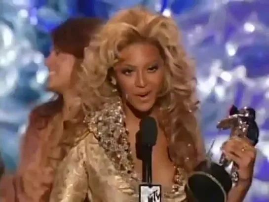 Beyoncé wins "Best Female Video" (MTV VMAs 2004)