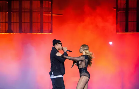 Beyoncé & Jay Z - "03 Bonnie Clyde"  (Live at On The Run Tour)