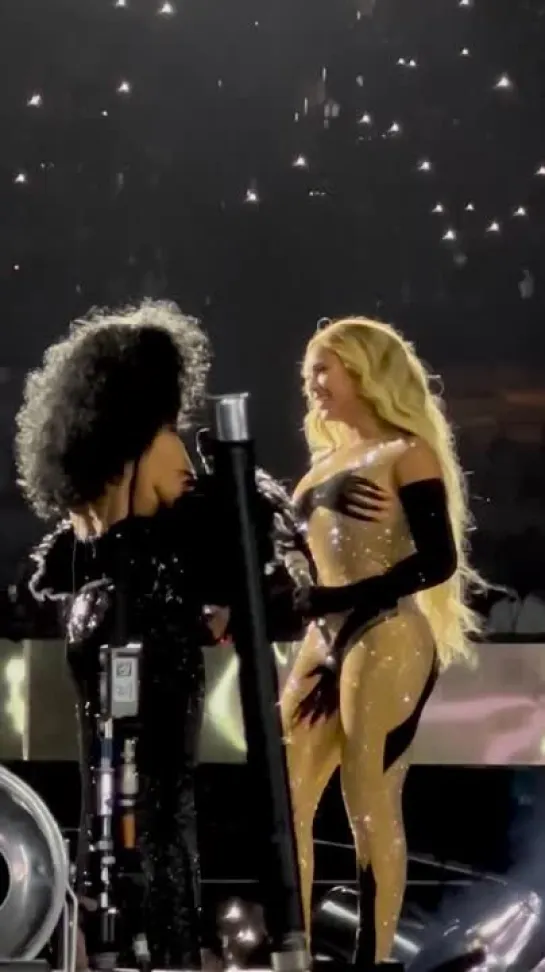 Beyonce thanks Diana Ross (Los-Angeles 04/09/2023)