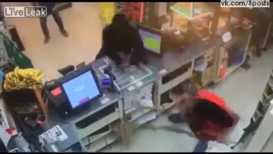 Продавец выхватил дробовик у грабителя / 7-Eleven clerk disarms shotgun-wielding man