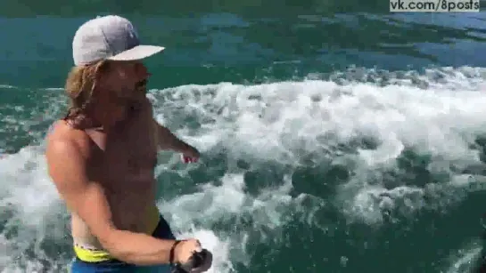 Мужик занимается вейксёрфингом и вылезает из-за штурвала / wakesurfeur Oliver Lawson surfing behind the boat with no operator