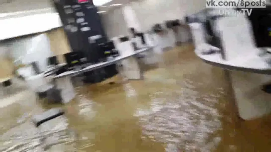 Потом из-за дождей в подвале библиотеки Университета Сеула / Storm floods Korean university's library in dramatic style