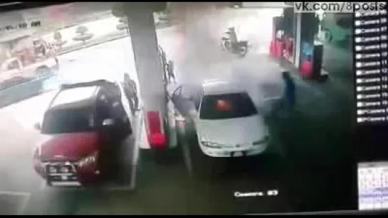 Пожар - Ребёнок в машине поджёг зажигалку на заправке (АЗС) / Car On Fire While Playing With Cigarette Lighter at Petrol Station