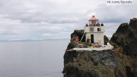 Остров-скала в Исландии, на котором стоит дом / Þrídrangar, Iceland - The isolated lighthouse perched on a jagged rock