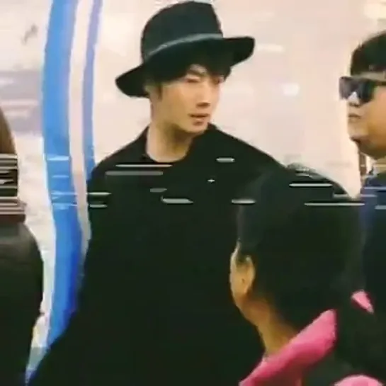 Fancam 'Jung Ilwoo leaving for China to attend Cosmo Beauty Awards'