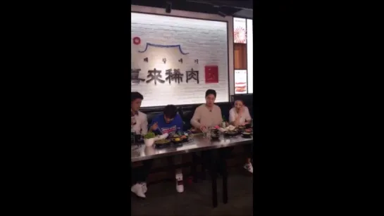 161114 Jung Il Woo filming STAR SHOP in a Korean BBQ restaurant in Shanghai