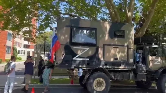 В Сиднее около 1,5 тыс. человек приняли участие в митинге в поддержку России и спецоперации.