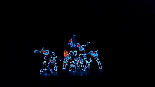 Team iLuminate - Amazing Tron Dance performed by Wrecking Orchestra  (HD)