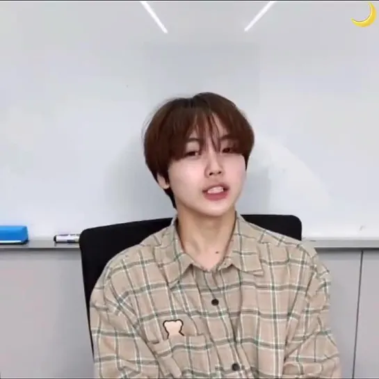 Фрагмент из VLIVE Хёнджуна cr.: _moon1130v