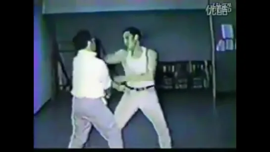 Bruce Lee Wing Chun - Брюс Ли демонстрирует технику липких рук в Вин Чун