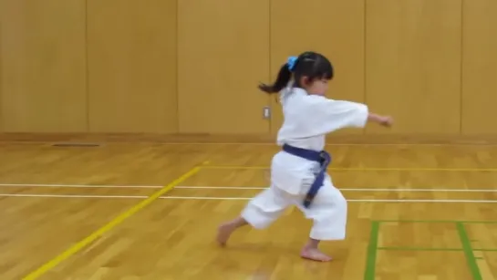 Mahiro(5-year-old girl) practicing kihon for kyu exam 5歳の女の子、基本練習中