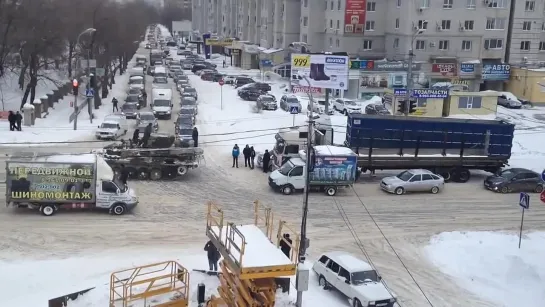 В городе Волгограде, танк расчищал проезжую часть для автомобилей.