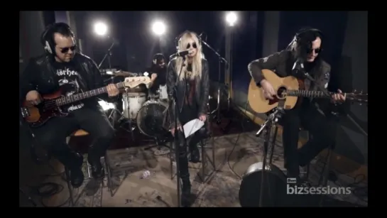 The Pretty Reckless - Madness (Muse Cover) (The Sun Newspaper Biz Session)