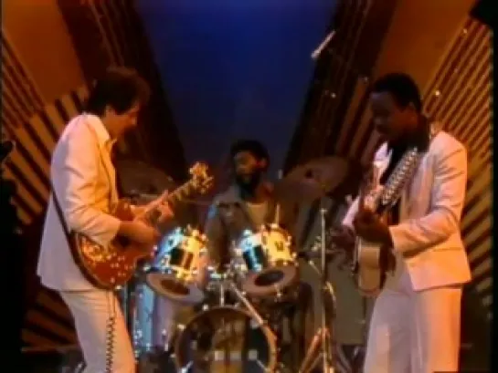 George Benson _ Carlos Santana Midnight Special 1976 BREEZIN