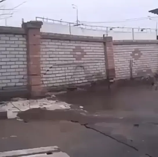 По весне первыми начинают таять Воронежские заборы..😳 😳 😳