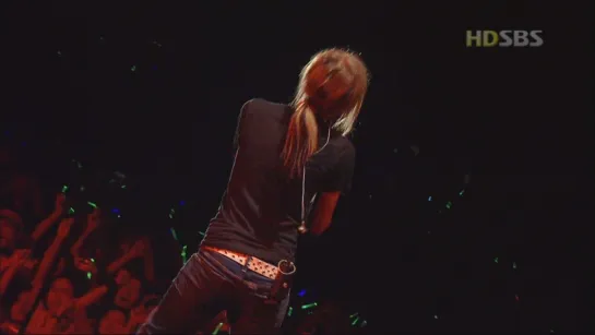 Avril Lavigne - Live at the Olympic Hall, Seoul August 8th, 2004 (FullHD)