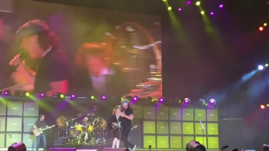 AC/DC - You Shook Me All Night Long (Live At Coachella Festival, 17.04.2015)