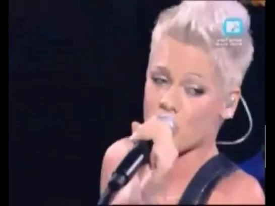 P!nk - «U + Ur Hand» / «Get The Party Started» (live @ MTV VMA Australia)