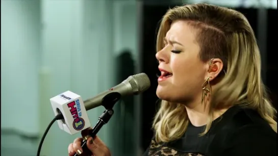 Kelly Clarkson - Give Me One Reason (Tracy Chapman Cover) Live At  SiriusXM Hits 1 (18.03.2015)