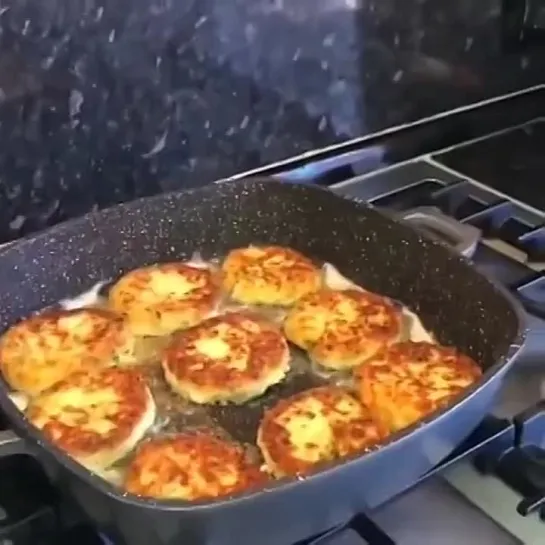 Безумно вкусные картофельные оладьи с сыром;) #127860;#127861;