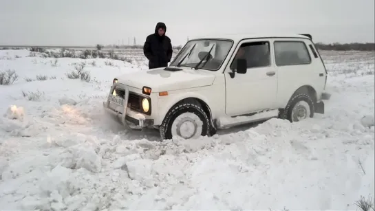 Нива в снежной колее