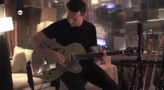 Depeche Mode - Dave Gahan plays guitar In the Studio (2008)