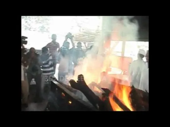 Shahrukh Khan at legendary cinematographer Ashok Mehta's funeral