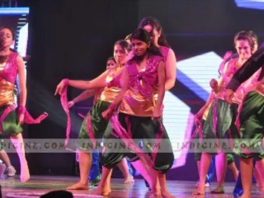 SRK and Gauri cheers as Daughter Suhana Dances at Shiamak Davar's Summer Funk Event 2012