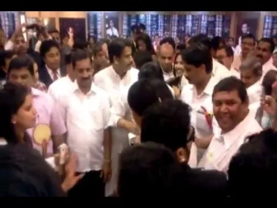 Shahrukh Khan at  Emmanuval Silks, coоchin innaugration ceremony(SHeiN).