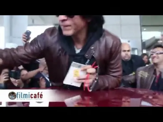 Shahrukh Khan arrives in Toronto for Ra One Premiere.