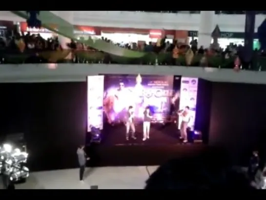 Shah Rukh Khan in Meenakshi mall Bangalore doing Ra.One promotions