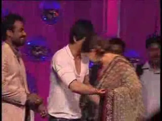 Shahrukh Khan greeted Madhuri Dixit On Jhalak Dikhhla Jaa Sets