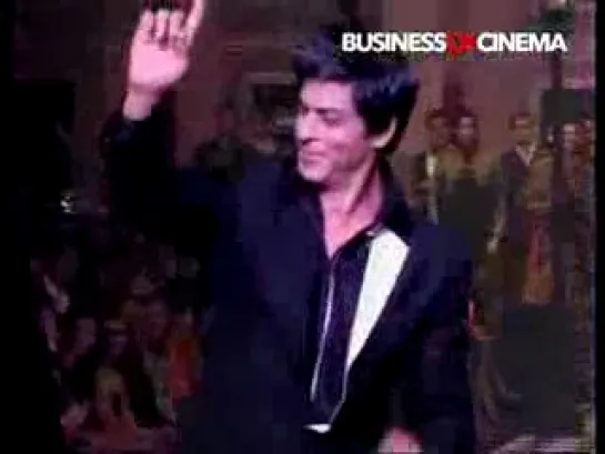 Amitabh Bachchan, Shah Rukh Khan, Hrithik Roshan break into a dance jig on the ramp