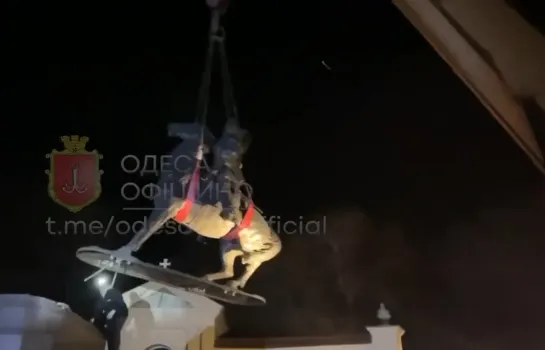 Odessa. Die Ukropaviane zerstören das Denkmal für Alexander Suworow. 29.12.2022. Ukrobaboons demolish the statue to Suvorov.