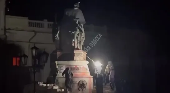 Odessa. Die Ukropaviane zerstören das Denkmal für Katharina der Großen. 29.12.2022. Ukrobaboons demolish the statue to Catherine