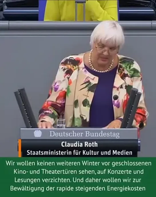 Ein Horrorfilm-Charakter. Grüne Kröte Claudia Roth