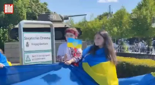 Полиция в Берлине забрала украинский флаг. 08.05.2022