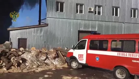 В подмосковном посёлке Родники горит склад со стройматериалами