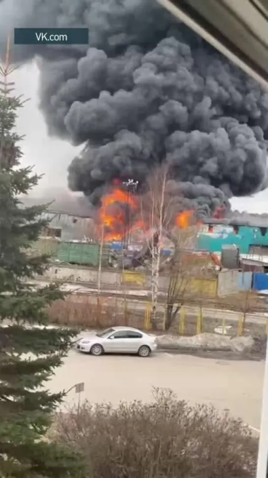 ️В Петербурге рядом с аэропортом Пулково загорелся ангар