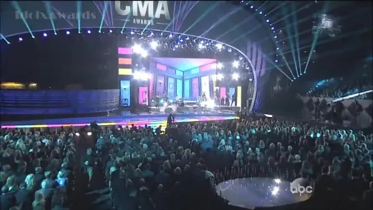 Miranda Lambert & Meghan Trainor - All About That Bass (Live CMA's 05.11.2014)