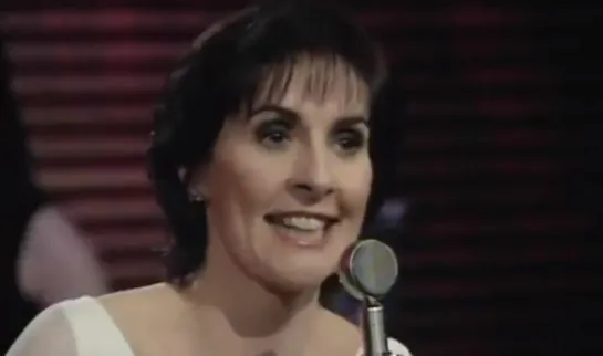 Enya - White Is In The Winter Night & Interview (With Regis and Kelly, 19.12.2008) USA ~ LIVE