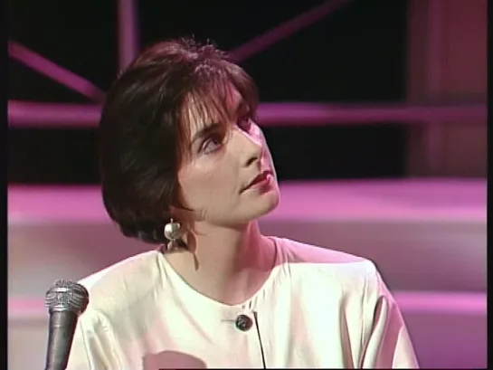 Platinum Disc For Enya. ‘The Late Late Show’ with Gay Byrne (RTÉ, 11 November 1988)