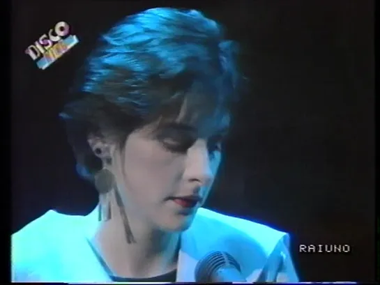 Enya - Orinoco Flow on 'Discoring' (Rai 1, Italy. 1989)