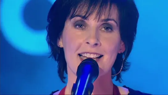 Enya - Amarantine (Top Of The Pops, BBC, 04.12.2005) UK ~ Live (partly)