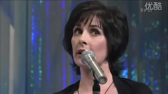 Enya - Interview & Wild Child (Gold Disc Awards, 14.03.2001) Japan