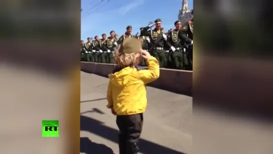 Маленький генерал: на репетиции парада Победы в Москве военные ответили на приветствие юного зрителя