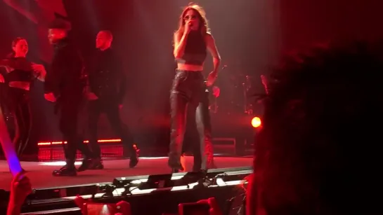 Selena Gomez - Come and get it [remix] (Revival Tour Singapore)