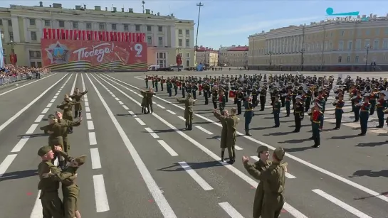 Парад Победы на Дворцовой площади завершился вальсом